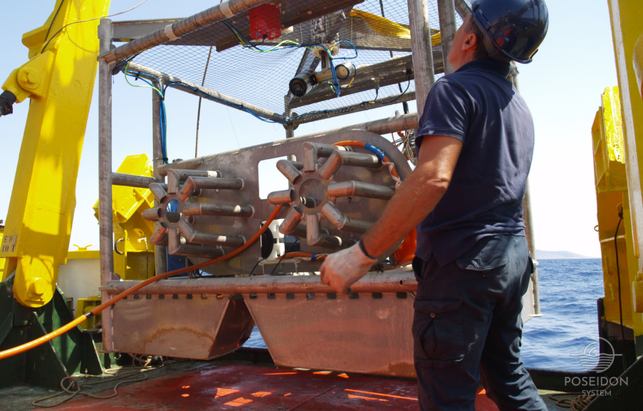 Το καλωδιωμένο παρατηρητήριο τοποθετείται στο κατάστρωμα του ερευνητικού σκάφους ΑΙΓΑΙΟ