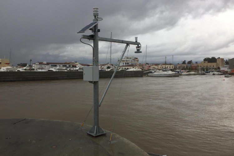 Typical installation of a radar tide gauge equipped with meteorological sensors and wireless telecommunication link