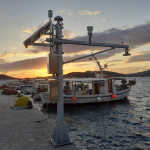 Τυπική εγκατάσταση ενός παλιρροιογράφου με αισθητήρα ραντάρ, πρόσθετους μετεωρολογικούς αισθητήρες και σύστημα ασύρματης μετάδοσης δεδομένων (Παλιρροιογράφος συστήματος Ποσειδών, Παλαιά Φώκαια)